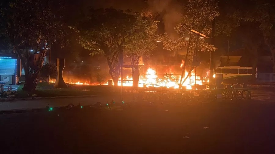 VÍDEO: Torcedores do Santos colocam fogo em veículos após rebaixamento