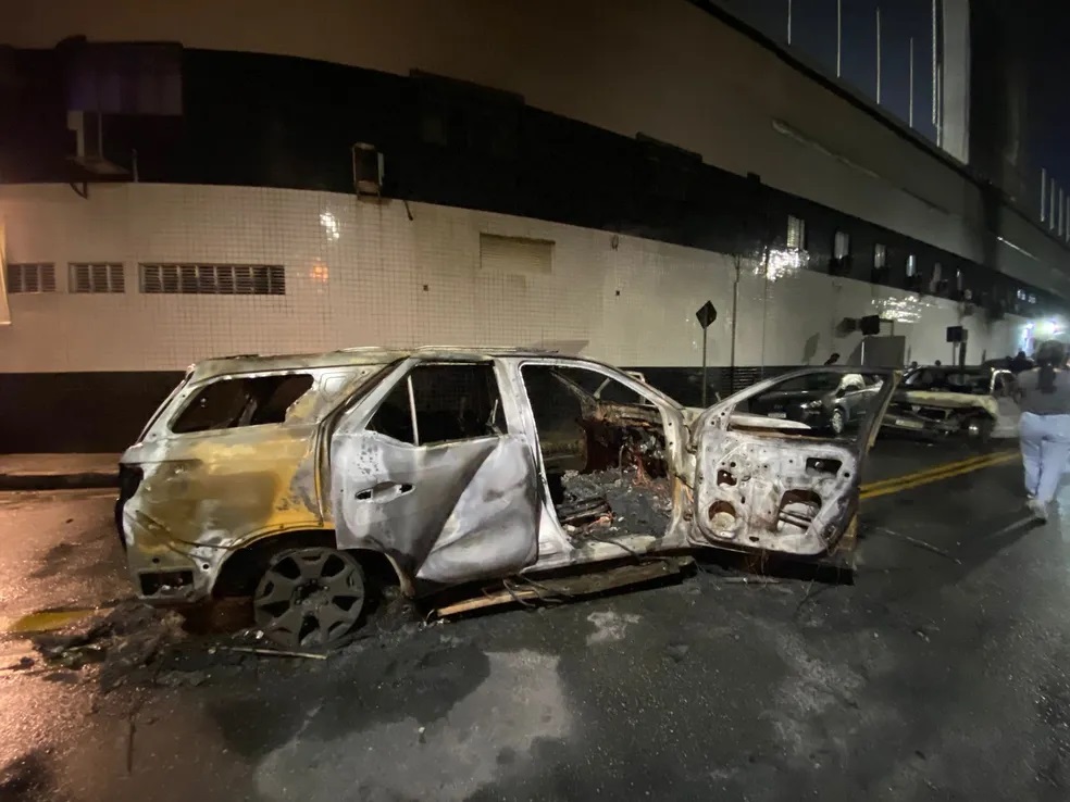 Carro do atacante Mendoza, do Santos, é incendiado no entorno da Vila Belmiro