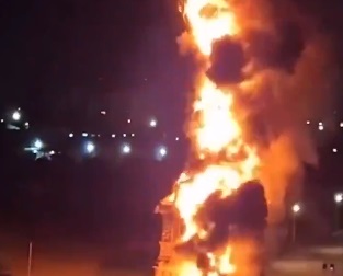 VÍDEO: Dupla põe fogo em estátua da Havan; assista