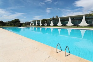 Governo Lula vai gastar R$ 874 mil para limpar piscinas de palácios