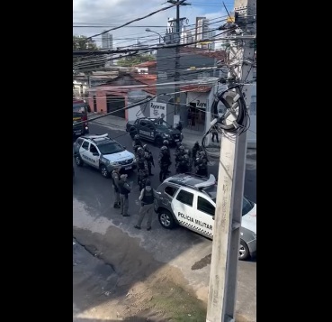 VÍDEO: Polícia faz operação em Mãe Luiza após protesto e queima de pneus