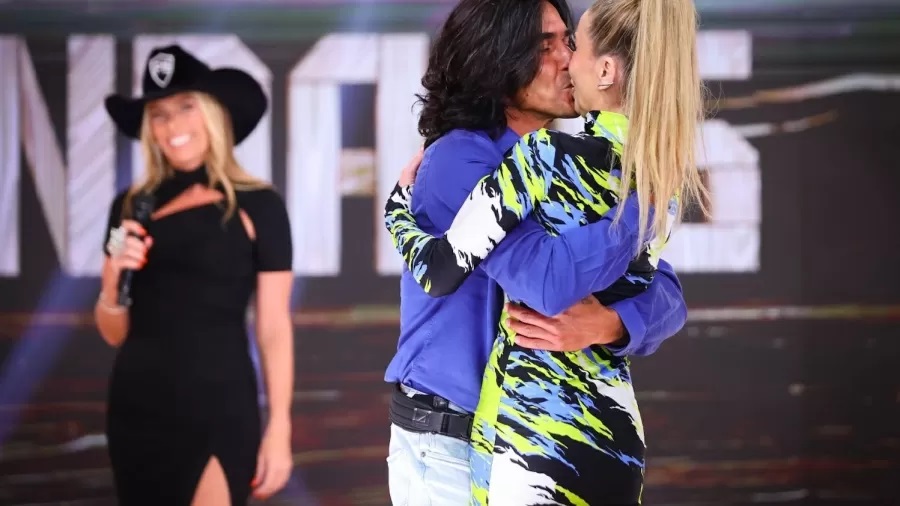 VÍDEO: André Gonçalves reencontra e beija Dani Winits na final de A Fazenda