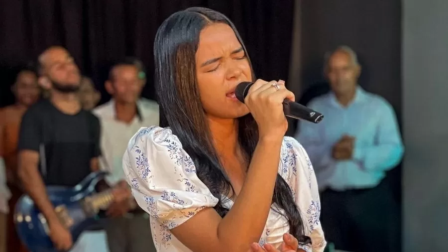 Cantora gospel de 18 anos morre após colisão de ambulância e carreta