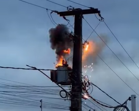 VÍDEO: Transformador explode e pega fogo na praia de Búzios; assista