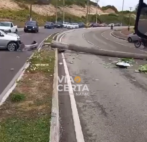 VÍDEO: Motorista perde o controle e derruba poste na Via Costeira; assista