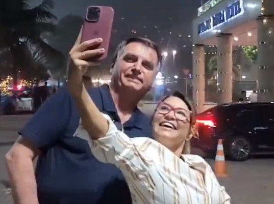 VÍDEO: Internet brinca com mulher semelhante a Janja posando para foto com Bolsonaro; assista