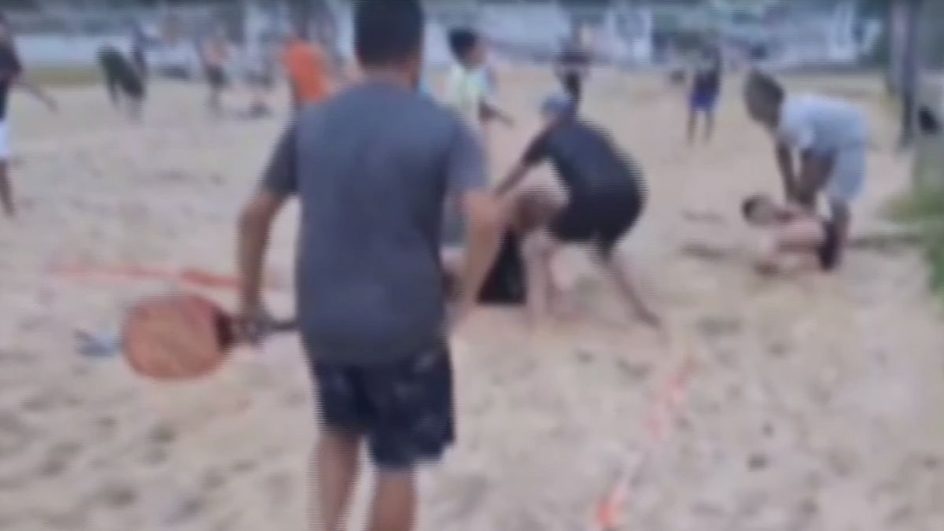 VÍDEO: Grupo de beach tennis agride família em briga por quadra pública