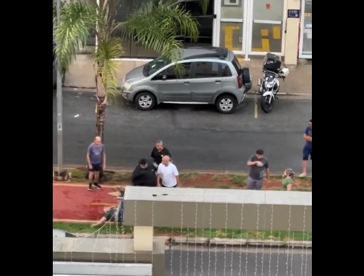 VÍDEO: Homem cospe em mulher e é derrubado no chão por motoboy