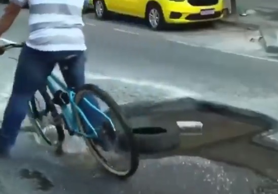 VÍDEO: Ciclista cai em buraco durante reportagem ao vivo na Globo