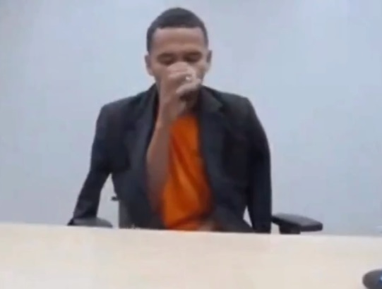 [VÍDEO] Detento recebe casaco e café durante audiência de custódia: "Não pode ocorrer com o réu com o frio"