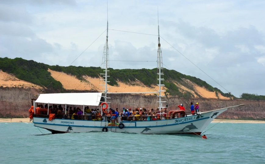 Turistas passam a pagar taxa sobre passeios na praia de Pipa