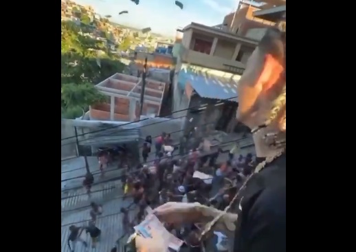 VÍDEO: Trapper distribui dinheiro em comunidade do Rio de Janeiro; assista