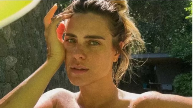 Carolina Dieckmann faz topless durante banho de piscina; veja fotos