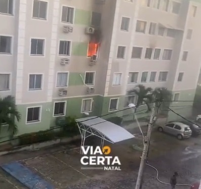 VÍDEO: Incêndio atinge apartamento próximo a avenida Maria Lacerda; assista