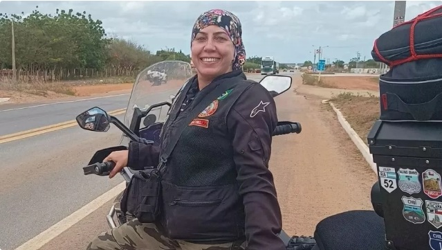 Mulher que viajava pelo Brasil de moto morre após acidente no Ceará