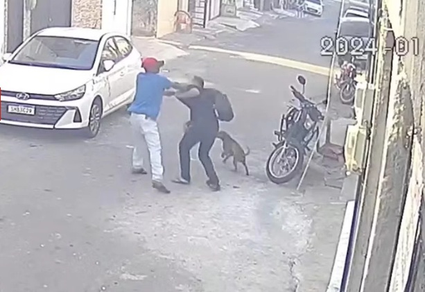 VÍDEO: Homens brigam na rua e se matam com a mesma arma