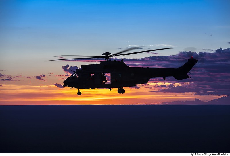 Navio da Marinha e helicóptero da FAB realizam resgate no litoral do nordeste