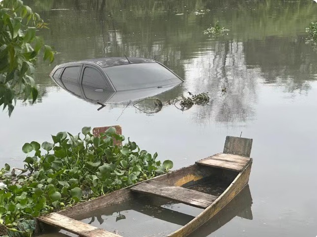 Carro é arrastado para dentro de rio, ruas ficam alagadas e árvores caem durante fortes chuvas em Mossoró