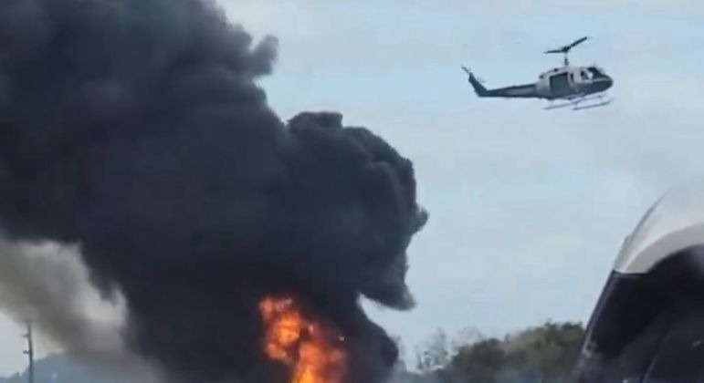 VÍDEO: Piloto comunica perda de motores e avião cai em rodovia