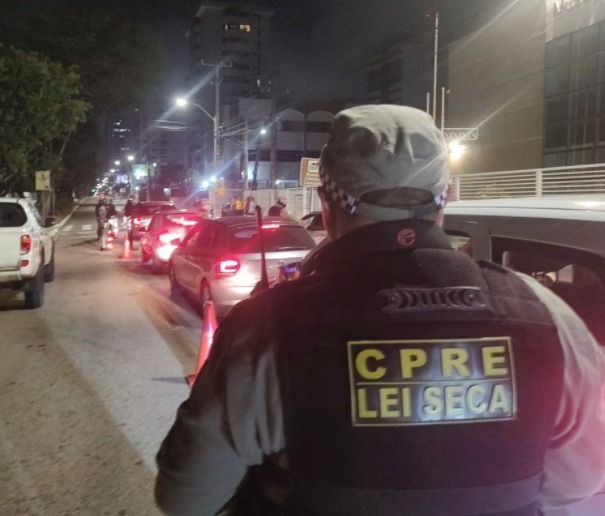 21 pessoas são autuadas pela Lei Seca; idoso embriagado é preso por desacato
