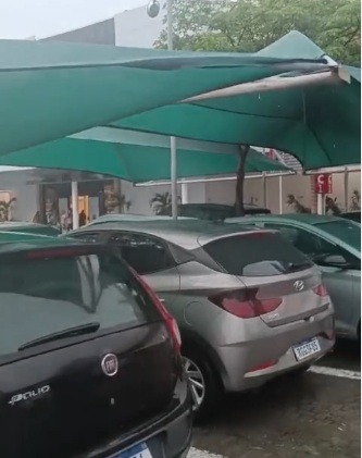 VÍDEO: Estrutura de estacionamento de shopping em Mossoró é atingida por forte ventania e desaba