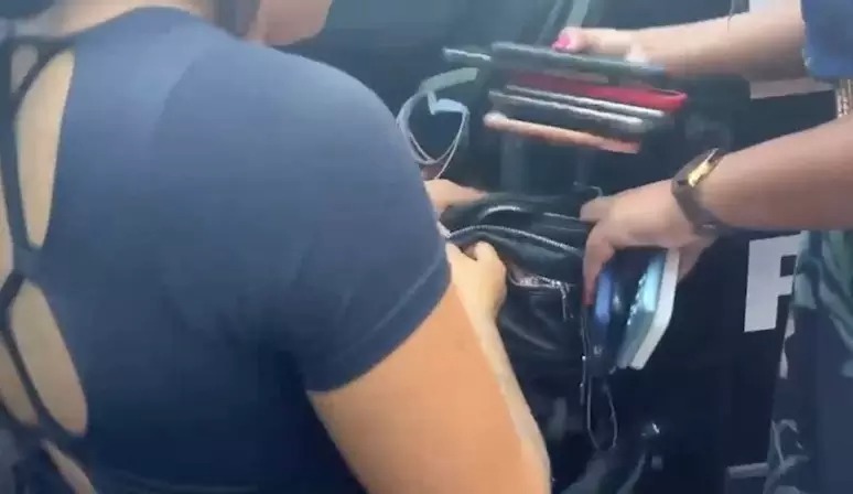 Mulher é presa em bloco com 22 celulares furtados
