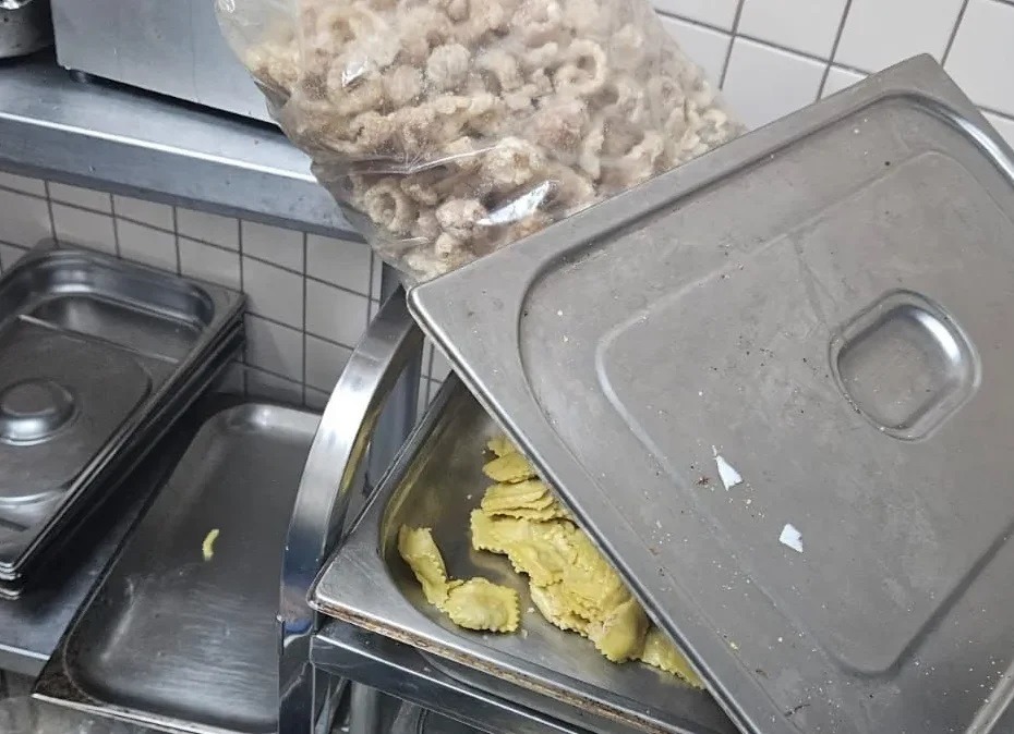 Responsável de camarote da Sapucaí no Rio de Janeiro é presa por guardar alimentos no banheiro