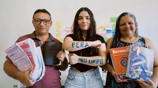 Jovem alfabetizada pela mãe gari usa livros doados e é aprovada em medicina