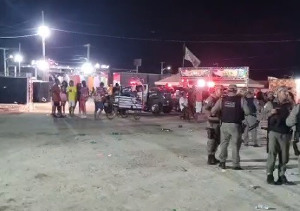 VÍDEO: 'Chuva' de garrafas de vidro deixa feridos em Tibau