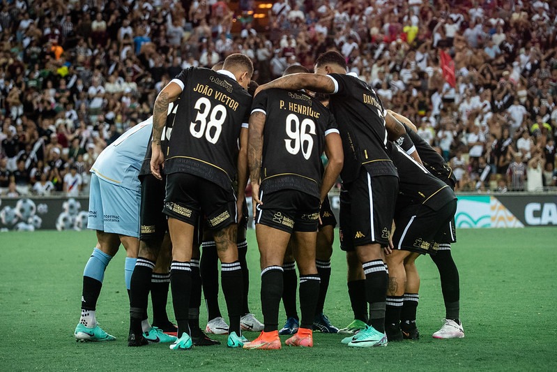 Em nota, Vasco reclama da arbitragem, detona o Carioca e o gramado do Maracanã