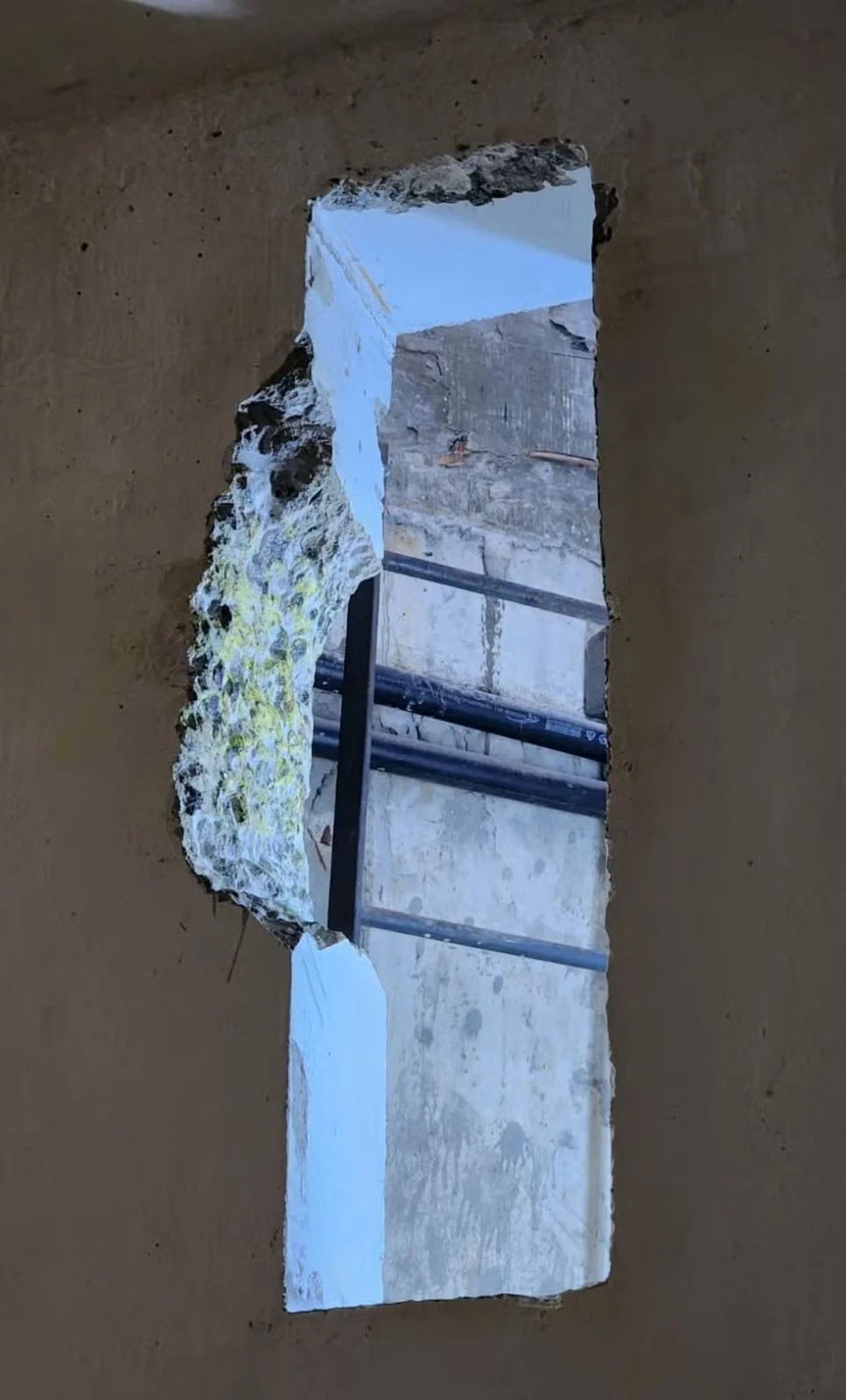 Imagem mostra buraco em cela de onde presos fugiram da Penitenciária Federal de Mossoró