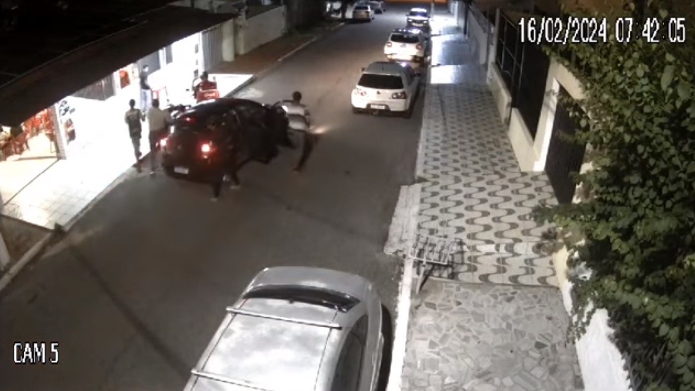 VÍDEO: Bandidos assaltam lanchonete na zona Sul de Natal; assista