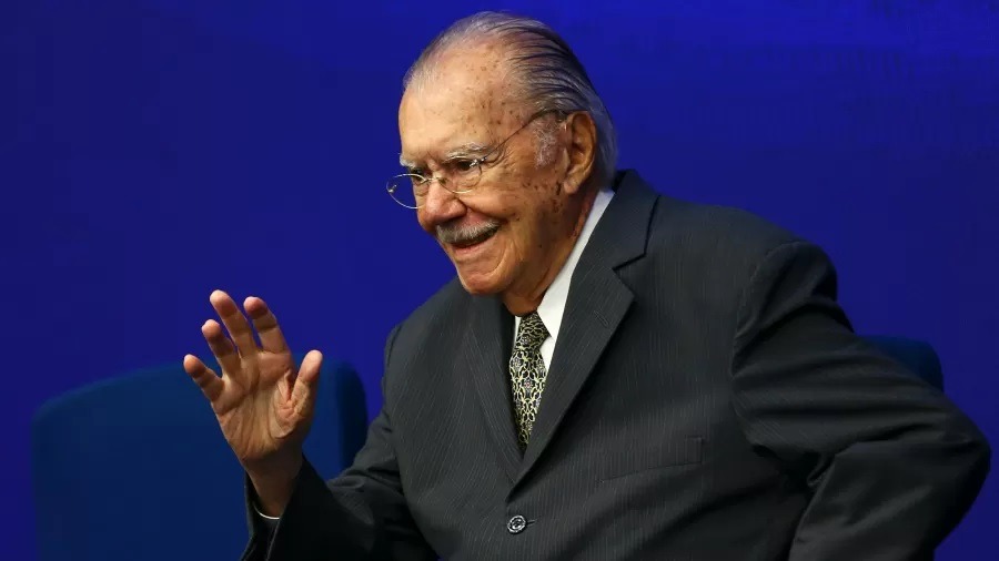 Ex-presidente José Sarney tem fraturas após queda durante caminhada