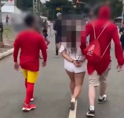 VÍDEO: Policiais se fantasiam de ‘Chapolin Colorado’ e prendem ladrões de celulares no Carnaval de SP