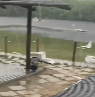 VÍDEO: Ciclone tropical atinge praia do RN e causa estragos em restaurante