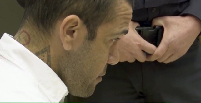 Daniel Alves é condenado a 4 anos e meio de prisão 