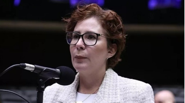 Zambelli é intimada pelo STF no plenário da Câmara e reage: 'Presentinho' 