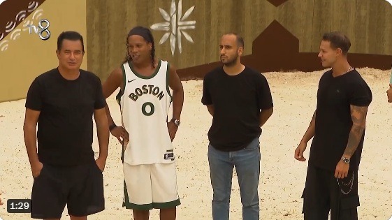 VÍDEO: Em mais um rolê aleatório, Ronaldinho Gaúcho participa do No Limite da Turquia