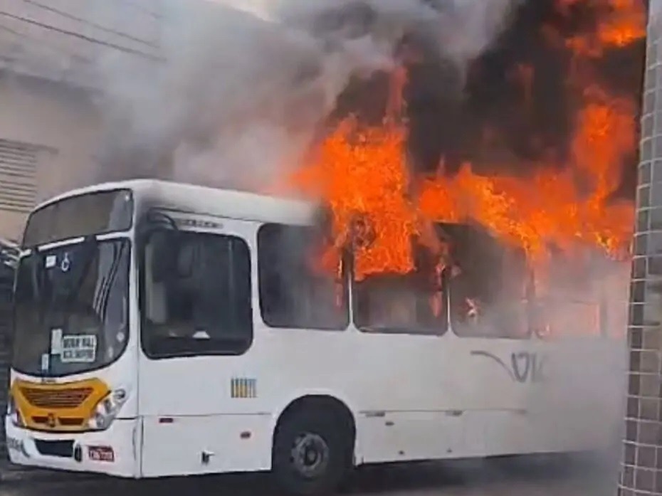VÍDEO: Ônibus é incendiado em Natal; ASSISTA