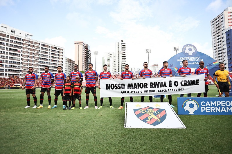 Jogadores do Sport entram com camisa do Fortaleza em clássico contra o Náutico