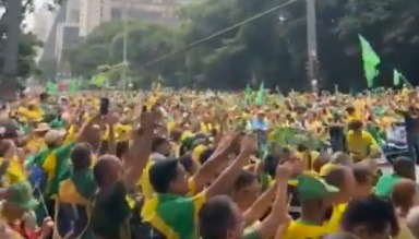 Políticos comemoram chegada de manifestantes em ato de Bolsonaro