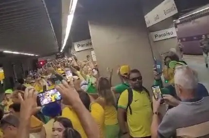 VÍDEO: A duas horas de ato pró-Bolsonaro, metrô de SP está tomado de verde e amarelo; ASSISTA