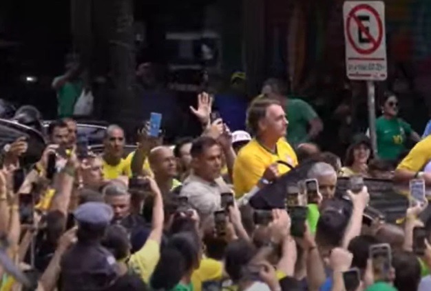 Bolsonaro chega para ato em Avenida Paulista lotada de apoiadores