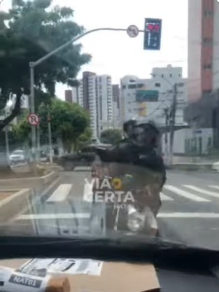 VÍDEO: Homem ameaça atirar em mulher após discussão de trânsito em Natal