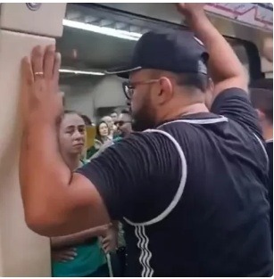 [VÍDEO] Membros da Gaviões barram bolsonaristas em metrô de SP: 'Não vão entrar'