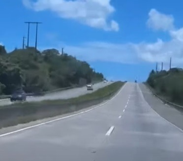 VÍDEO: Motorista embriagado dirige na contramão em BR-101 e quase provoca acidente grave