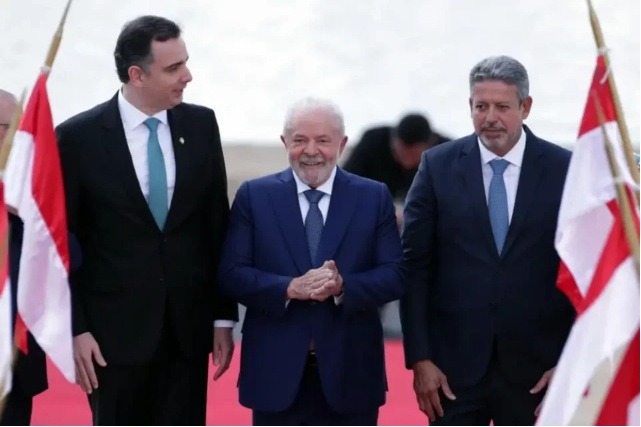 Sob pressão, Lula recua e desiste de reonerar a folha