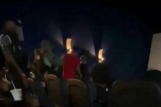 Jovens são tirados do cinema por fumar maconha em filme de Bob Marley