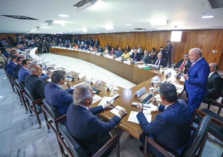 Ministros de Lula acumulam cargos e turbinam salário em até R$36 mil