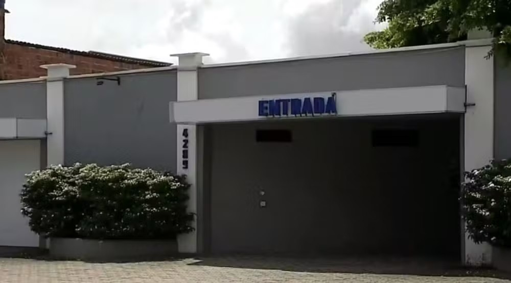 Criminosos invadem motel e levam fardamento e arma de policial